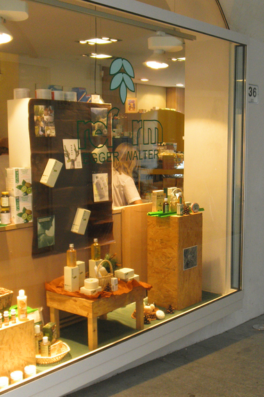 Schaufenster im Durchgang des zweiten Standorts