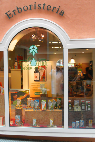 Schaufenster des zweiten Standorts, zum Graben hin
