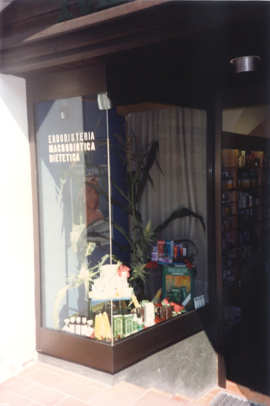 Linkes Schaufenster des ersten Ladens in der Oberstadt